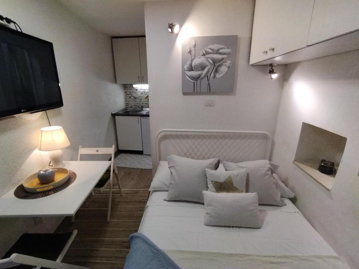 Tiny Studio In City Center Stone House Split Eksteriør billede